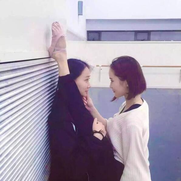 一言不合就抬腿，现在的妹子真狂野